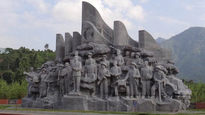 poste commandement Muong Phang statue